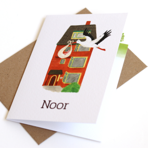 Geboortekaart met illustratie van een huis en vliegende ooievaar.